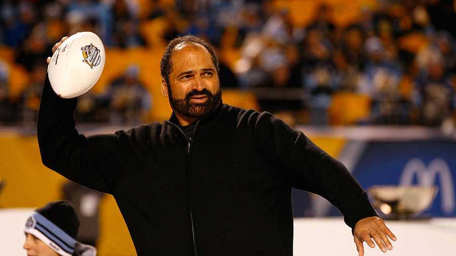 Former NFL player Franco Harris attends the game against the Pittsburgh Penguins and the Washington Capitals during the 2011 NHL Bridgestone Winter Classic at Heinz Field on January 1, 2011 in Pittsburgh, Pennsylvania. Former NFL player Franco Harris attends the game against the Pittsburgh Penguins and the Washington Capitals during the 2011 NHL Bridgestone Winter Classic at Heinz Field on January 1, 2011 in Pittsburgh, Pennsylvania.
