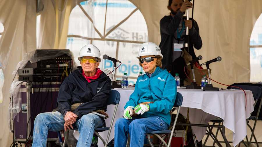 (L-R) Former US President Jimmy Carter and his wife Rosalynn EDMONTON, ALBERTA, CANADA - 2017/07/10: (L-R) Former US President Jimmy Carter and his wife Rosalynn Carter take a break at the Jimmy and Rosalynn Carter Work Project for Habitat for Humanity Edmonton. (Photo by Ron Palmer/SOPA Images/LightRocket via Getty Images)