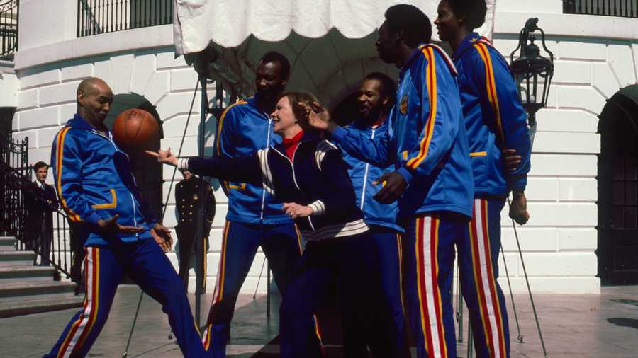 Rosalynn & Globetrotter's, WH US First Lady Rosalynn Carter plays basketball with members of the Harlem Globetrotters outside the White House, Washington DC, March 1980. They are teaching her how to spin a basketball on her fingertip. (Photo by Diana Walker/Getty Images)