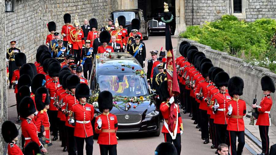 The Committal Service For Her Majesty Queen Elizabeth II WINDSOR, ENGLAND - SEPTEMBER 19: The Royal State Hearse carrying the coffin of Queen Elizabeth II arrives at Windsor Castle for the Committal Service for Queen Elizabeth II on September 19, 2022 in Windsor, England. The committal service at St George's Chapel, Windsor Castle, took place following the state funeral at Westminster Abbey. A private burial in The King George VI Memorial Chapel followed. Queen Elizabeth II died at Balmoral Castle in Scotland on September 8, 2022, and is succeeded by her eldest son, King Charles III. (Photo by Leon Neal/Getty Images)