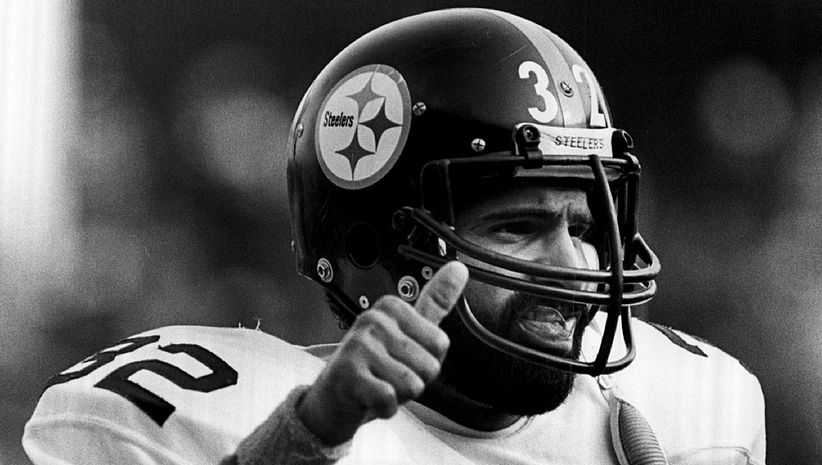 Franco Harris of the Pittsburgh Steelers signals on the field circa 1970s. Franco Harris of the Pittsburgh Steelers signals on the field circa 1970s.