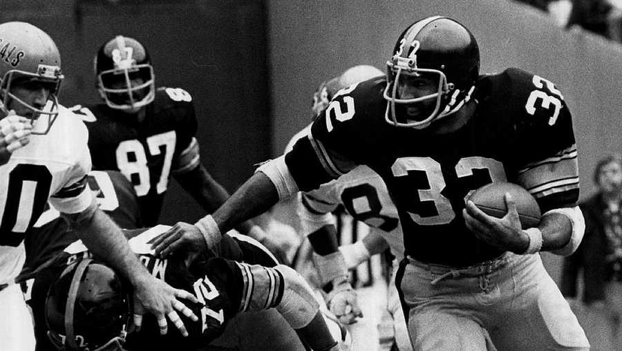 Franco Harris of the Pittsburgh Steelers runs with the ball circa 1970s. Franco Harris of the Pittsburgh Steelers runs with the ball circa 1970s.