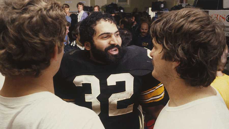American professional football player Franco Harris #32 of the Pittsburgh Steelers during Super Bowl XIV against the Los Angeles Rams at the Rose Bowl on January 20, 1980 in Pasadena, California. The Steelers defeated the Rams 31-19. American professional football player Franco Harris #32 of the Pittsburgh Steelers during Super Bowl XIV against the Los Angeles Rams at the Rose Bowl on January 20, 1980 in Pasadena, California. The Steelers defeated the Rams 31-19.